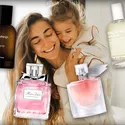 Mère et fille s'embrassant entourées de parfums