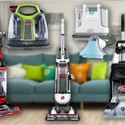 Une collection d'aspirateurs et de nettoyeurs de tapis dans un salon